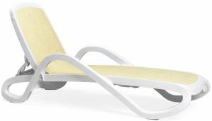 Шезлонг-лежак пластиковый Alfa белый, бежевый 1700-1945х710х850 мм