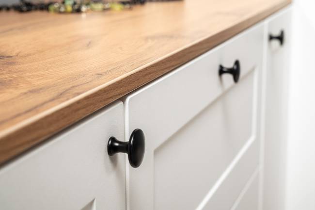 Комод четыре ящика с настенной вешалкой и двумя платяными шкафами Остин цвет белый шагрень/дуб крафт золотой Комод четыре ящика с настенной вешалкой и двумя платяными шкафами Остин цвет белый шагрень/дуб крафт золотой