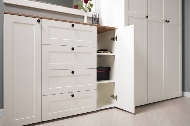 Комод четыре ящика с настенной вешалкой и двумя платяными шкафами Остин цвет белый шагрень/дуб крафт золотой Комод четыре ящика с настенной вешалкой и двумя платяными шкафами Остин цвет белый шагрень/дуб крафт золотой