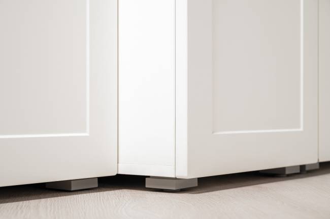 Комод четыре ящика с настенной вешалкой и двумя платяными шкафами Остин цвет белый шагрень/дуб крафт золотой Комод четыре ящика с настенной вешалкой и двумя платяными шкафами Остин цвет белый шагрень/дуб крафт золотой