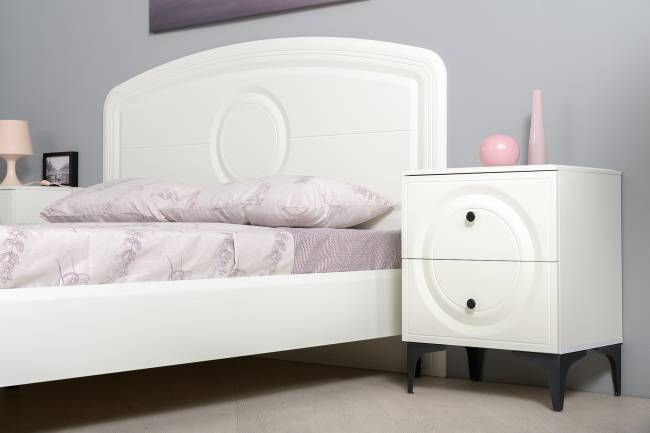 3-х дверный шкаф с кроватью на 1600 Валенсия и двумя тумбочками цвет белый шагрень